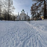 За церковью